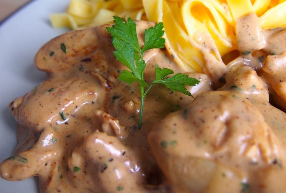 Émincé de poulet sauce au fond de veau